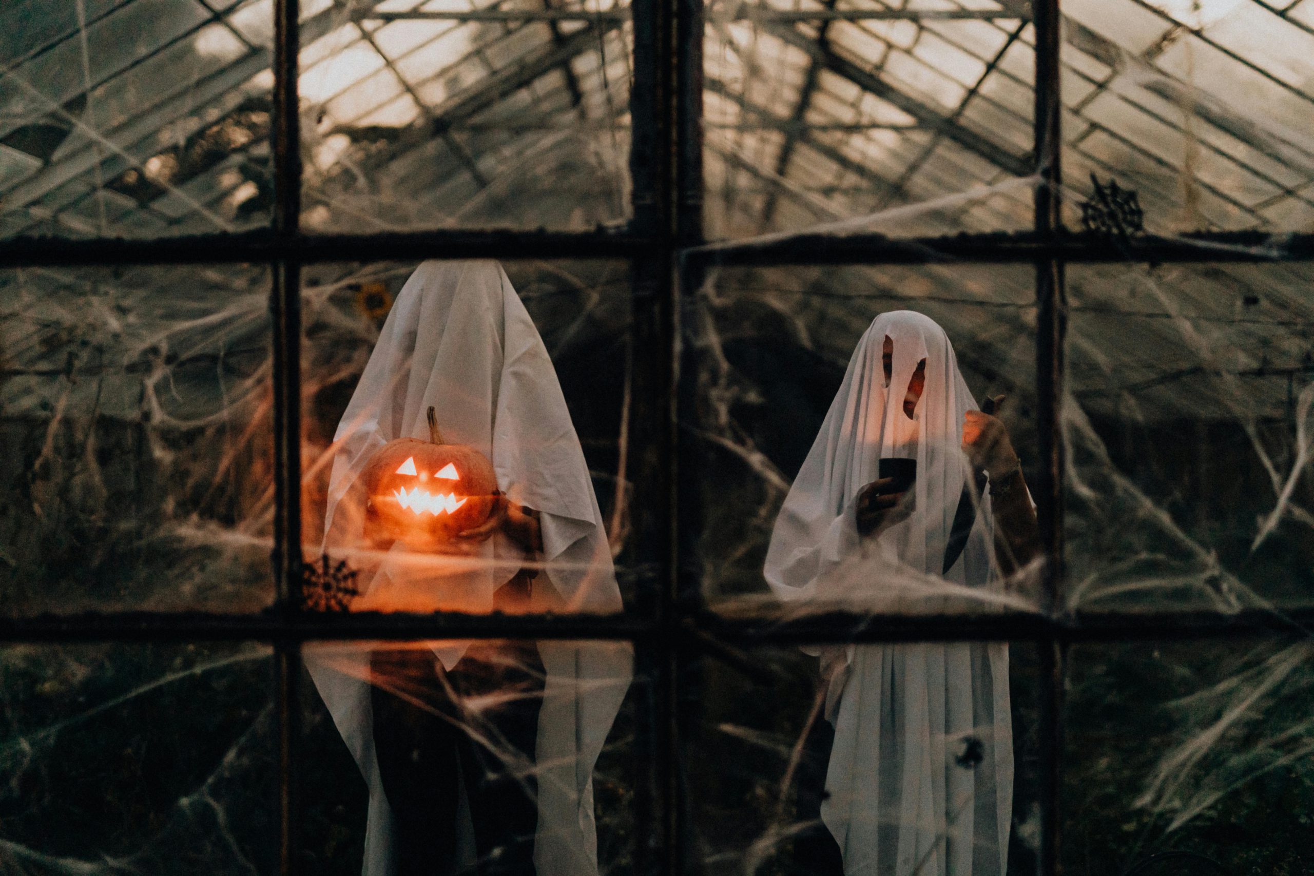 halloween enfants déguisés fantômes avec citrouilles