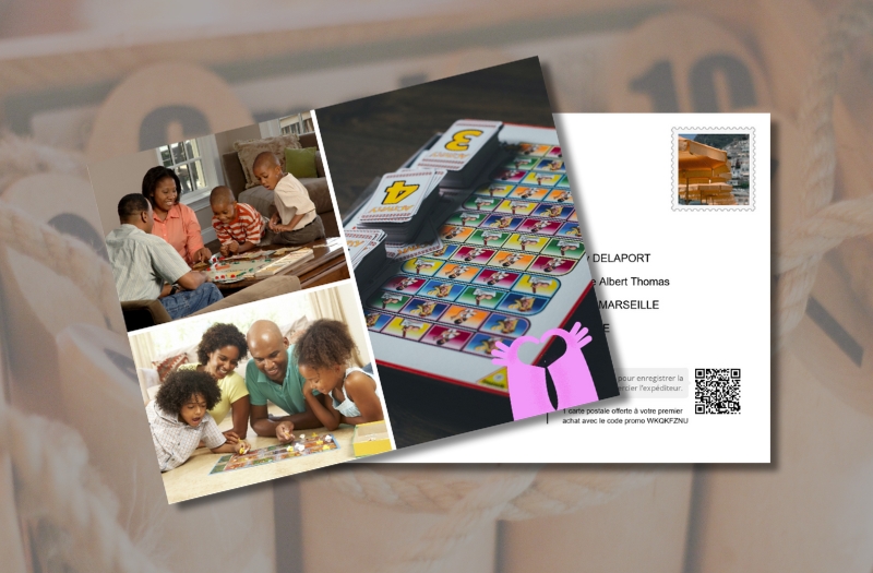carte postale personalisée avec des photos d'une famille qui joue à des jeux de société pendnat les vacances