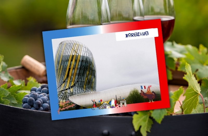 carte postale personnalisé de la visite à La Cité du Vin lors d'un week-end à Bordeaux. 