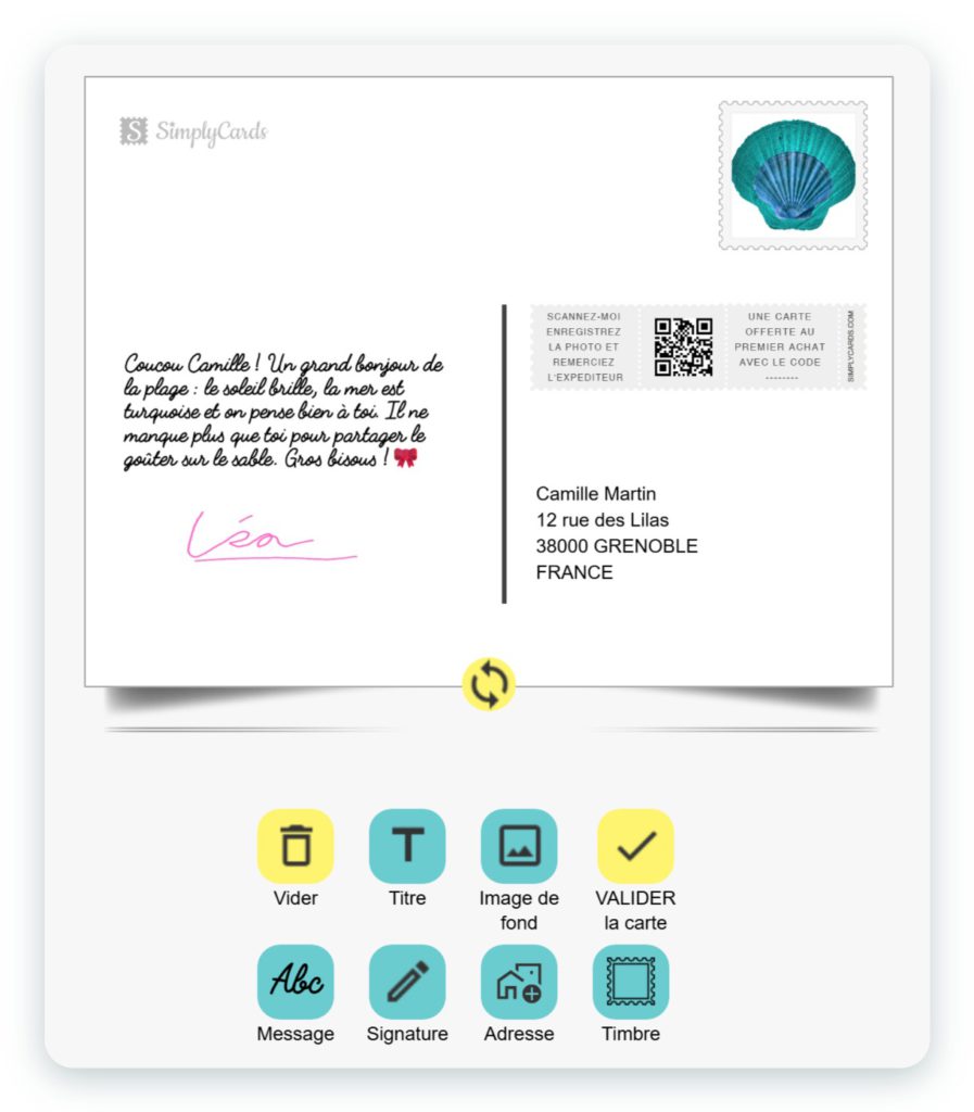 Verso d'une carte postale SimplyCards : message manuscrit, signature rose « Léa », adresse du destinataire, timbre personnalisé avec un coquillage et QR code, avec les boutons Titre, Image de fond, Message, Signature, Adresse et Timbre